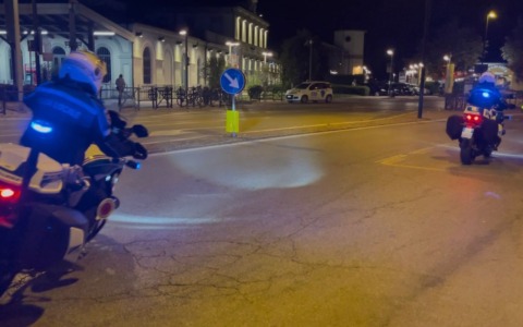 Stop all’alcol in zona stazione e nei giardini: ordinanza del sindaco di Bra per tutto il 2026