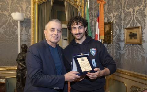 Il vicepresidente Graglia premia il campione bovesano Francesco Fina
