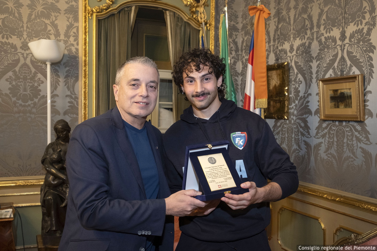 Il vicepresidente Graglia premia il campione bovesano Francesco Fina