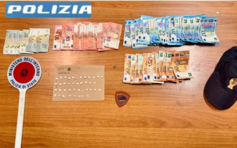 Sorpreso con 41 dosi di cocaina, arrestato cittadino straniero