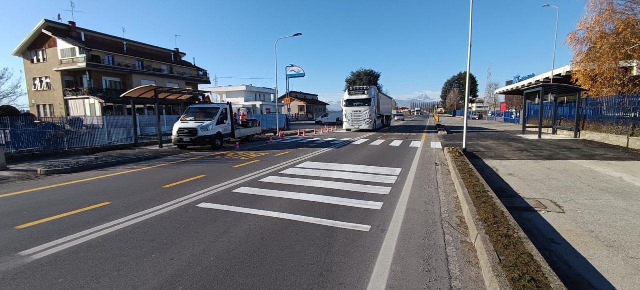 Cuneo, sicurezza e mobilità sostenibile: nuovo attraversamento pedonale e fermate bus