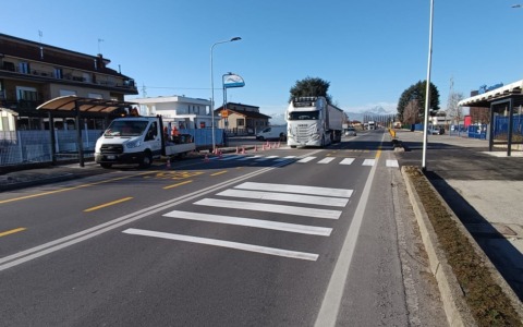 Cuneo, sicurezza e mobilità sostenibile: nuovo attraversamento pedonale e fermate bus