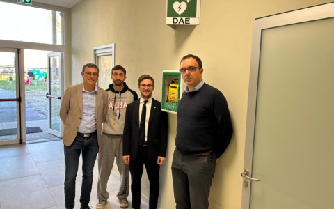 Pallavolo Alba e Olimpo Basket donano un defibrillatore alla città