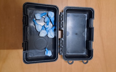 Nasconde la cocaina sotto il paraurti con una calamita: arrestato 27enne