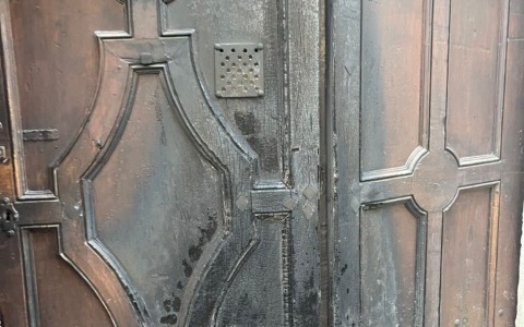 Appicca un incendio al portone del comando della Polizia Locale