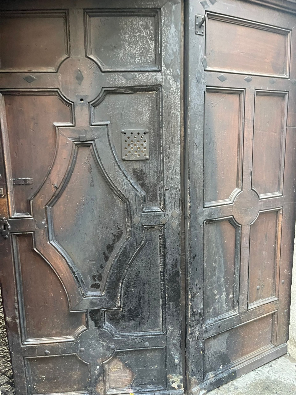 Appicca un incendio al portone del comando della Polizia Locale