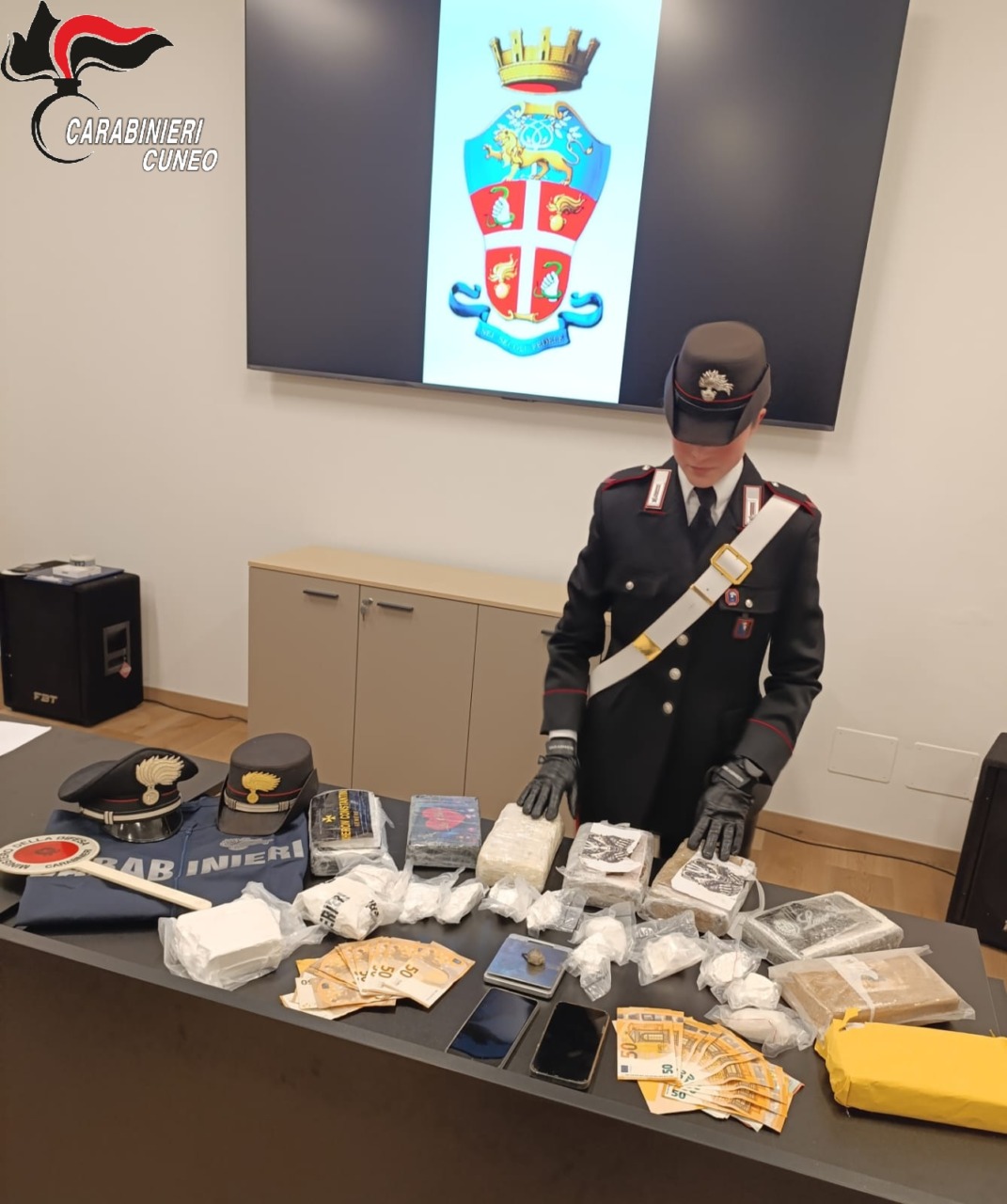 Maxi sequestro di cocaina, 10 chili sotto terra