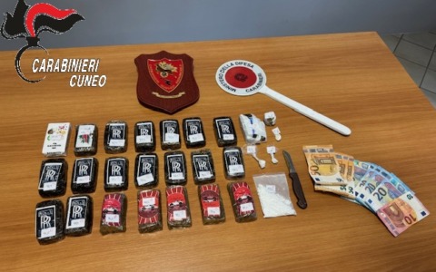Fermato nella notte con cocaina e due chili di hashish