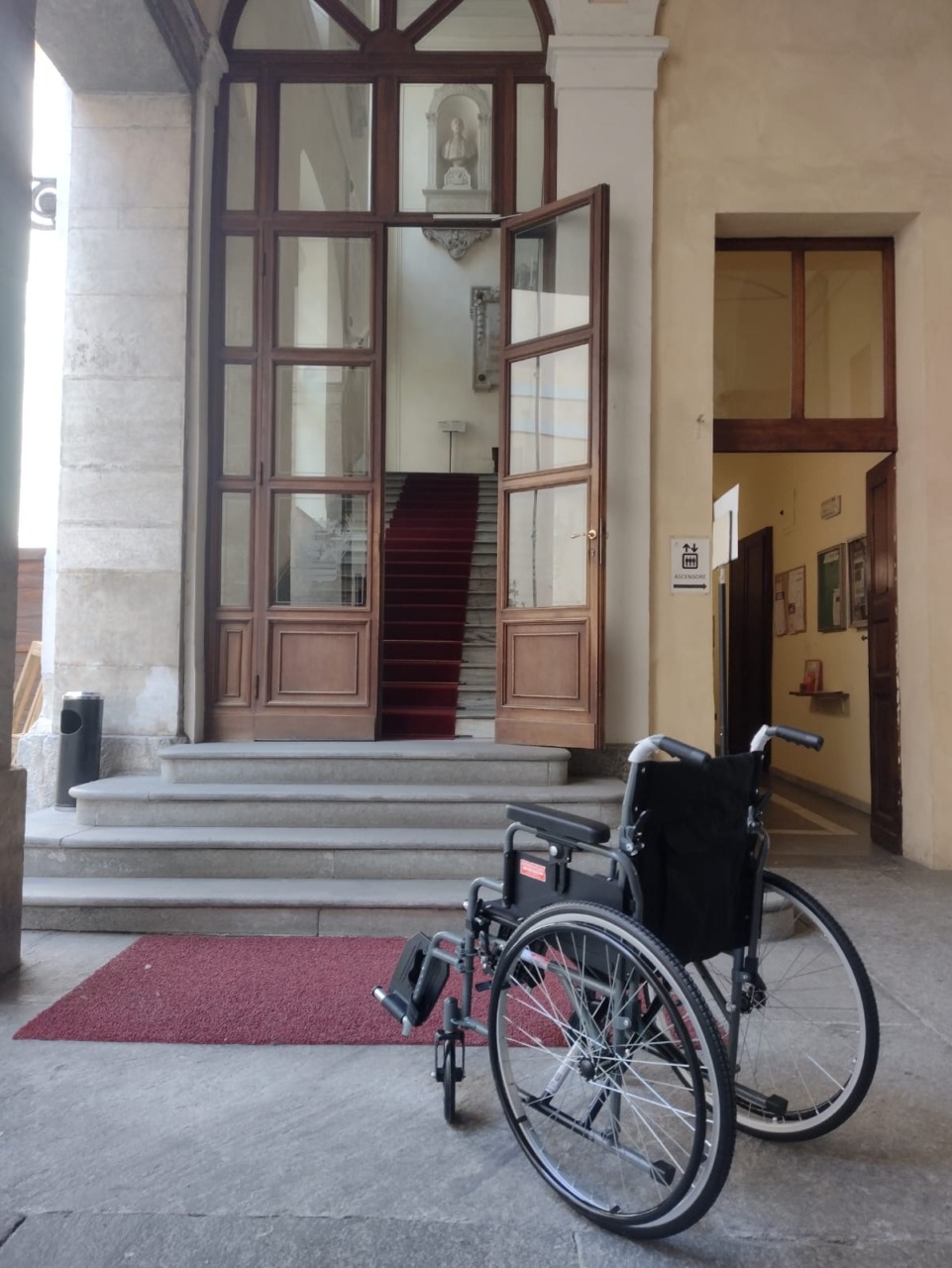 Novità al Comune: una carrozzina per facilitare l’accesso ai servizi