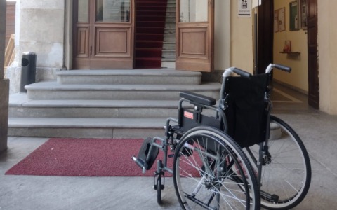 Novità al Comune: una carrozzina per facilitare l’accesso ai servizi