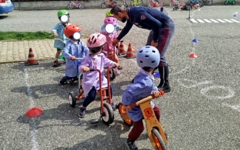 Sulle due ruote fin da piccoli: la Polizia Stradale sale in cattedra per la sicurezza stradale