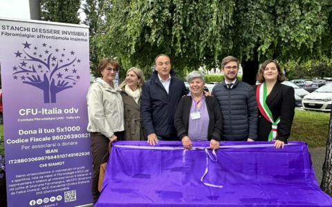 Alba inaugura la panchina viola contro la fibromialgia
