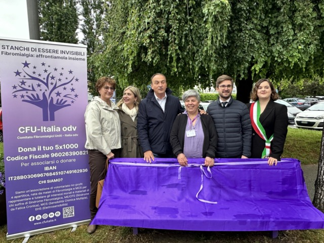 Alba inaugura la panchina viola contro la fibromialgia