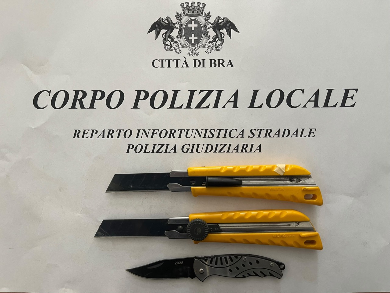 Gira in auto con tre coltelli, denunciato un trentenne