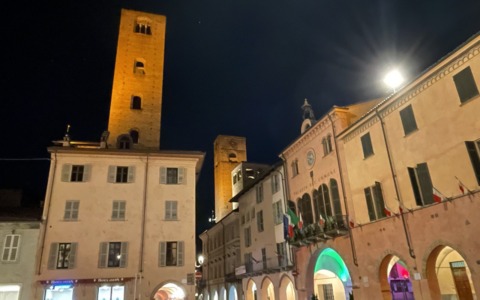 Alba, le torri di piazza Risorgimento si illuminano d’arancione per la Giornata della Memoria e dell’Accoglienza