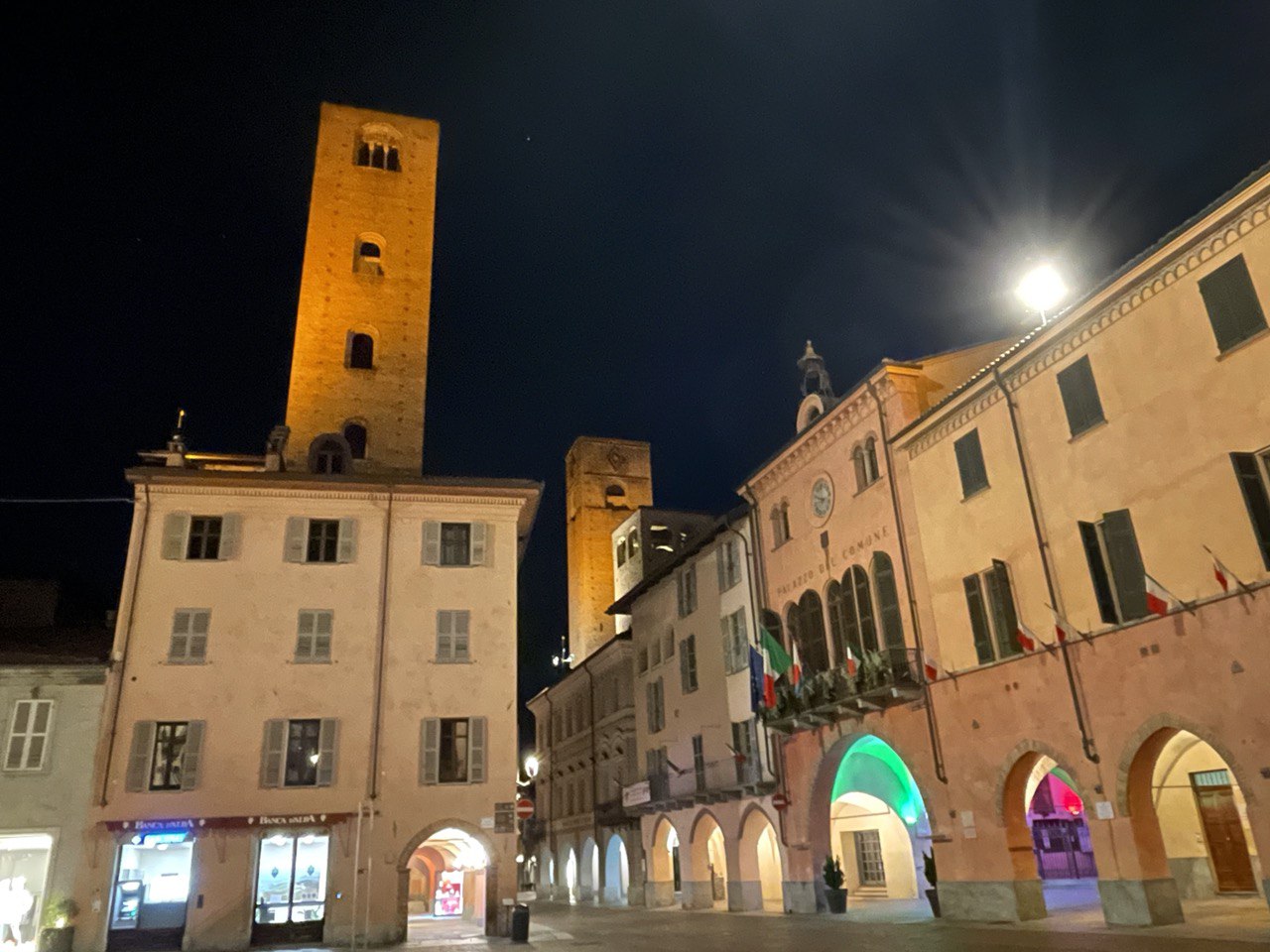 Alba, le torri di piazza Risorgimento si illuminano d’arancione per la Giornata della Memoria e dell’Accoglienza